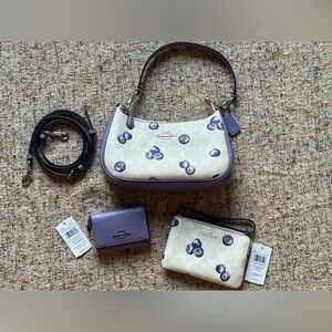 🪻Coach lavender tri-fold wallet🪻